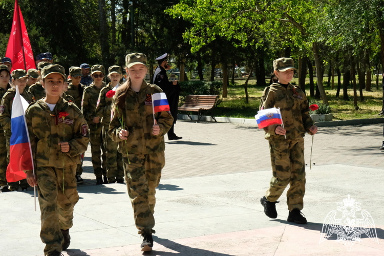 В Дагестане росгвардейцы провели автопробег ко Дню Победы и юбилею ведомства