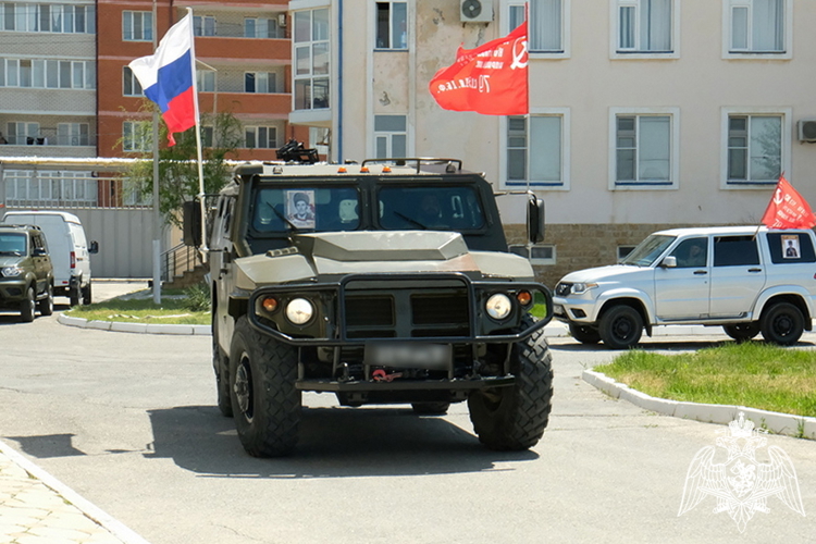 В Дагестане сотрудники Росгвардии стали участниками акции «Бессмертный автополк»
