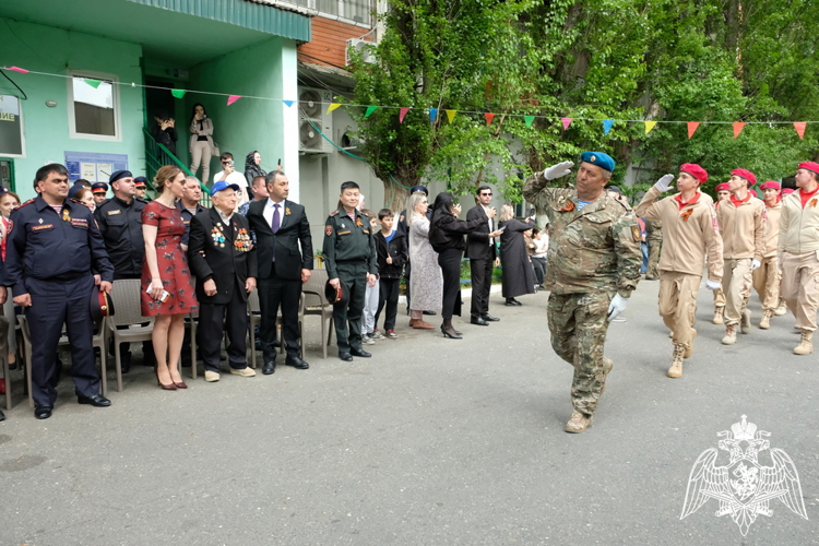 Росгвардия поддержала акцию «Парад у дома ветерана» в Дагестане