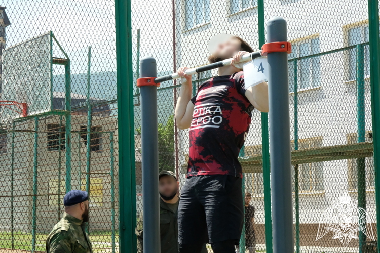 В Дагестане росгвардейцы прошли испытания на право ношения геральдического знака отличия полицейского спецназа Росгвардии