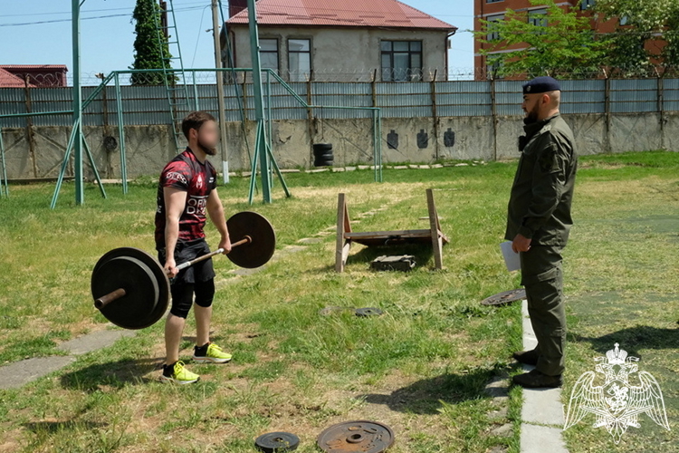 В Дагестане росгвардейцы прошли испытания на право ношения геральдического знака отличия полицейского спецназа Росгвардии