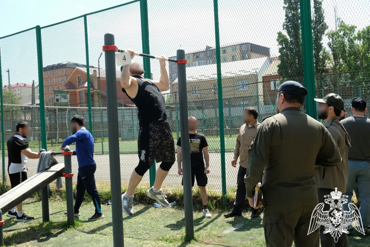 В Дагестане росгвардейцы прошли испытания на право ношения геральдического знака отличия полицейского спецназа Росгвардии