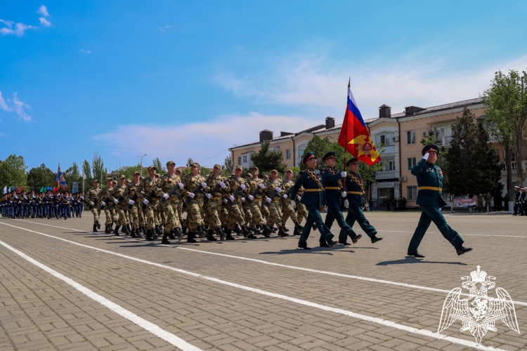 Росгвардейцы приняли участие в параде Победы в Каспийске