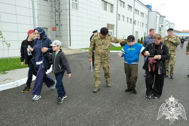 В Дагестане росгвардейцы провели День открытых дверей для воспитанников социального учреждения