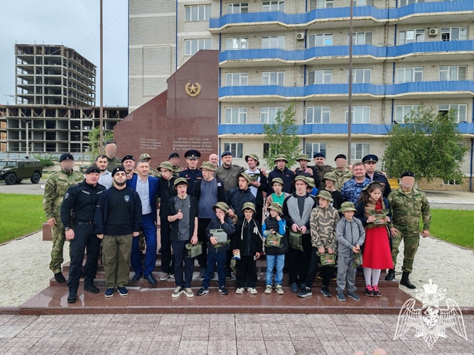 В Дагестане росгвардейцы провели День открытых дверей для воспитанников социального учреждения