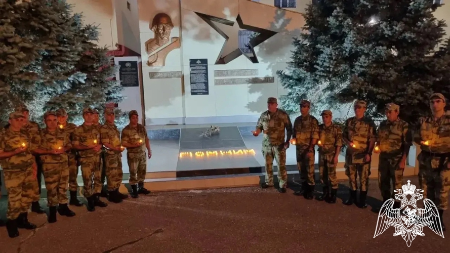 Военнослужащие Росгвардии приняли участие в мероприятия ко Дню памяти и скорби в Дагестане