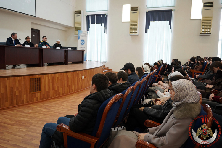 Офицер Росгвардии встретился со студентами Дагестанского государственного университета