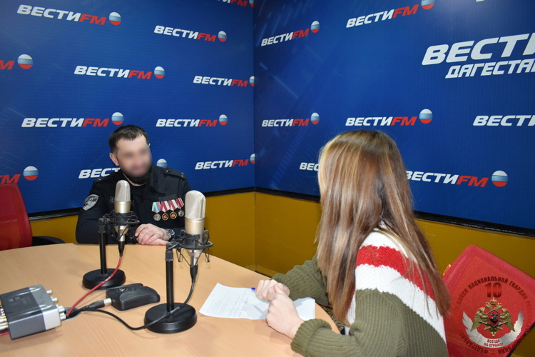 Офицер ОМОН Росгвардии стал гостем дагестанского радио