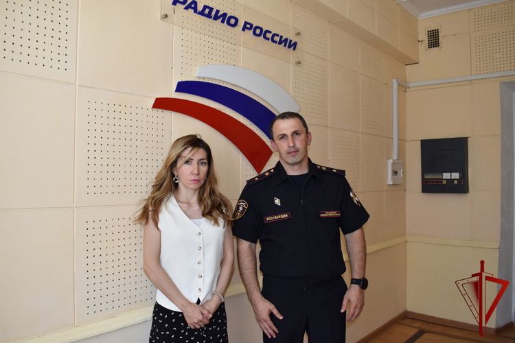 Офицер Росгвардии рассказал о профилактике квартирных краж в эфире дагестанского радио