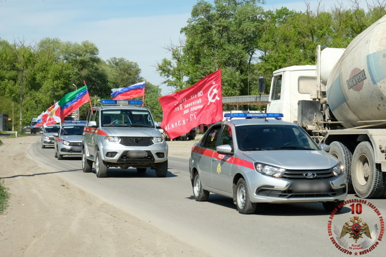 В Дагестане росгвардейцы провели автопробег ко Дню Победы и юбилею ведомства