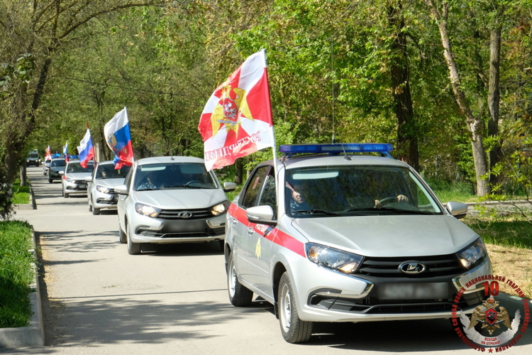 В Дагестане росгвардейцы провели автопробег ко Дню Победы и юбилею ведомства