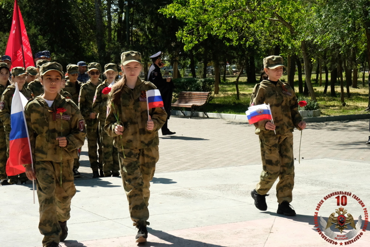 В Дагестане росгвардейцы провели автопробег ко Дню Победы и юбилею ведомства