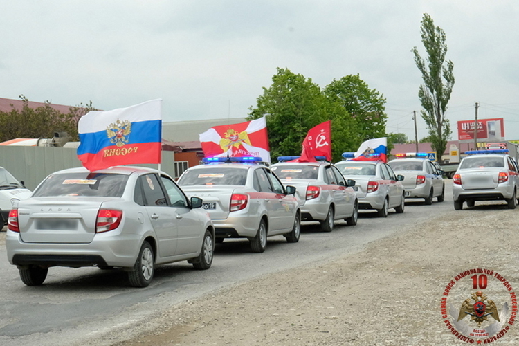 В Дагестане росгвардейцы провели автопробег ко Дню Победы и юбилею ведомства
