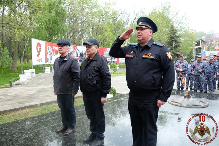 В Дагестане росгвардейцы провели автопробег ко Дню Победы и юбилею ведомства