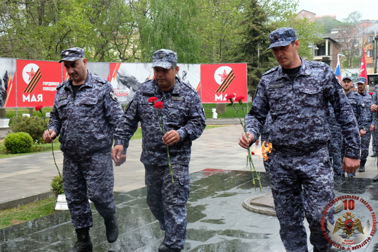 В Дагестане росгвардейцы провели автопробег ко Дню Победы и юбилею ведомства