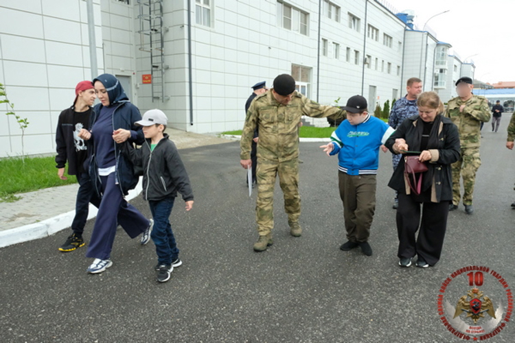 В Дагестане росгвардейцы провели День открытых дверей для воспитанников социального учреждения