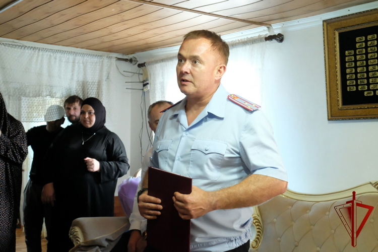 Орден Мужества погибшего росгвардейца передали его родным в Дагестане