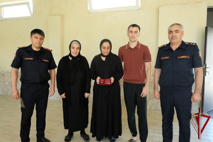 В Дагестане передали государственную награду родным погибшего росгвардейца