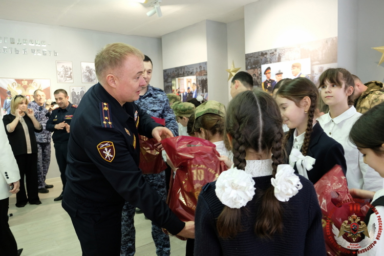 Руководитель Управления Росгвардии по Республике Дагестан встретился с учащимися профильного класса