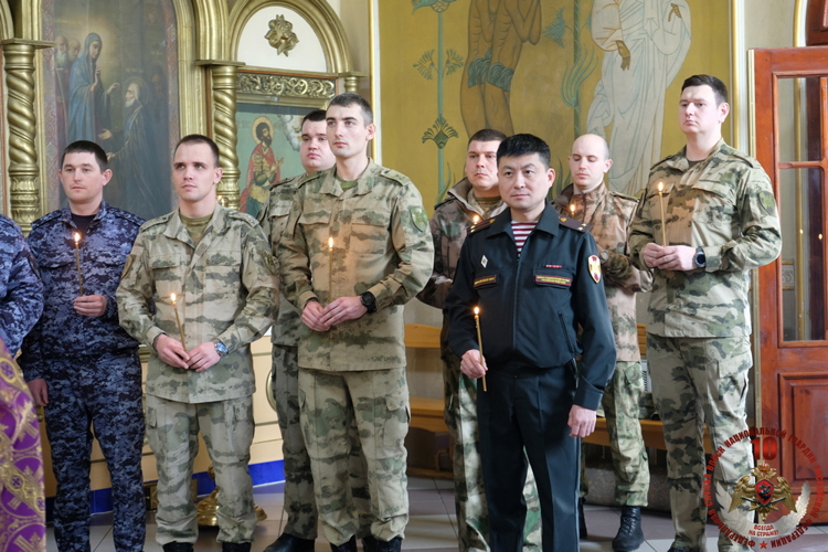 Росгвардейцы почтили память погибших сослуживцев в главном храме Дагестана