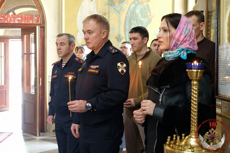 Росгвардейцы почтили память погибших сослуживцев в главном храме Дагестана