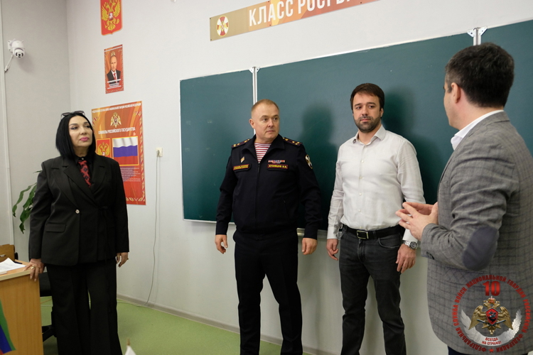 Начальник Управления Росгвардии по Республике Дагестан провел встречу с учащимися профильных классов