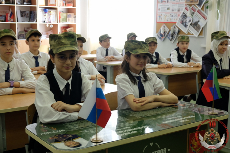 Начальник Управления Росгвардии по Республике Дагестан провел встречу с учащимися профильных классов