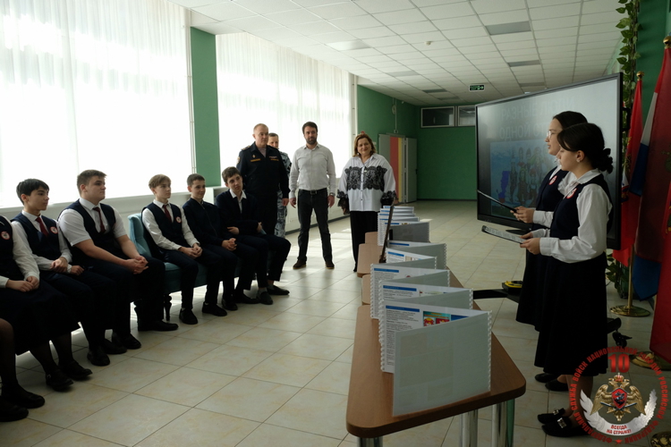 Начальник Управления Росгвардии по Республике Дагестан провел встречу с учащимися профильных классов