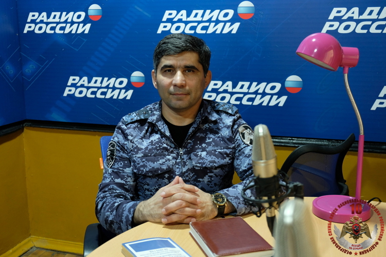 Представитель Росгвардии рассказал о службе в подразделениях ведомства в эфире дагестанского радио