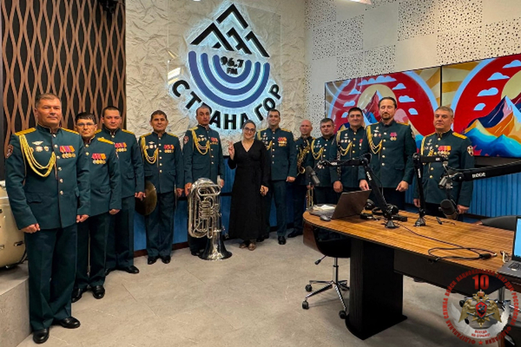 Военный оркестр Росгвардии выступил в прямом эфире дагестанского радио «Страна гор» 