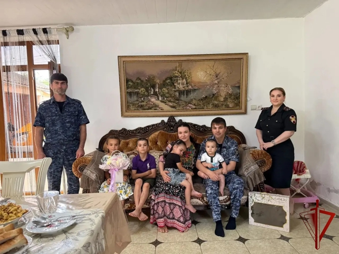 В Дагестане росгвардейцы навестили многодетные семьи своих коллег