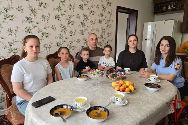 В Дагестане росгвардейцы навестили многодетные семьи своих коллег