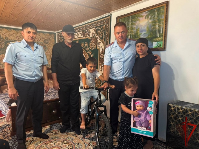 Орден Мужества погибшего росгвардейца передали его родным в Дагестане