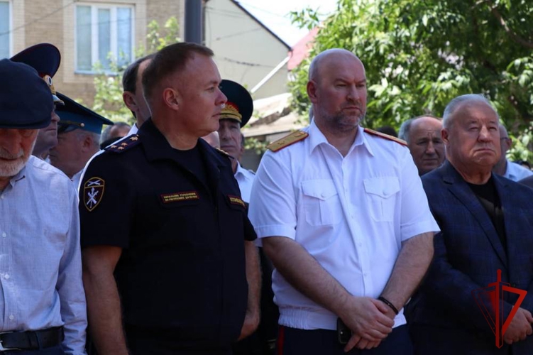 В Дагестане руководитель регионального управления Росгвардии принял участие в открытии памятника Герою России Адильгерею Магомедтагирову