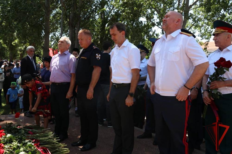В Дагестане руководитель регионального управления Росгвардии принял участие в открытии памятника Герою России Адильгерею Магомедтагирову