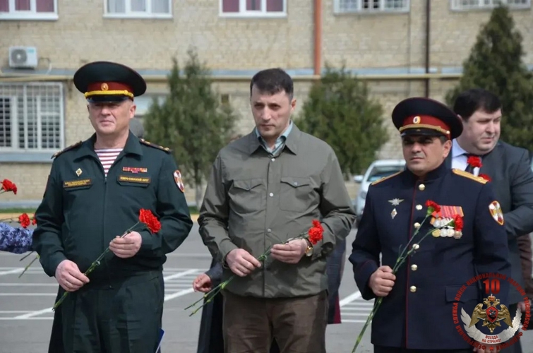 В специальном моторизованном полку махачкалинского соединения Росгвардии прошло торжественное мероприятие, приуроченное к юбилею ведомства