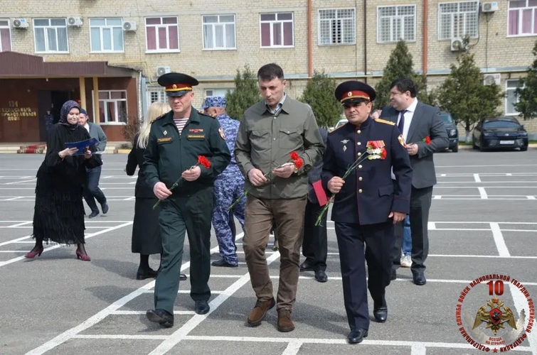 В специальном моторизованном полку махачкалинского соединения Росгвардии прошло торжественное мероприятие, приуроченное к юбилею ведомства