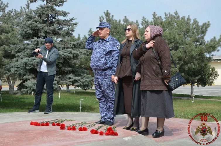 В специальном моторизованном полку махачкалинского соединения Росгвардии прошло торжественное мероприятие, приуроченное к юбилею ведомства