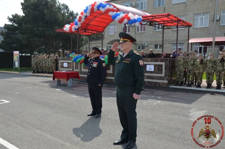 В специальном моторизованном полку махачкалинского соединения Росгвардии прошло торжественное мероприятие, приуроченное к юбилею ведомства