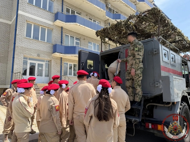 В Дагестане сотрудники Росгвардии провели День открытых дверей для юнармейцев