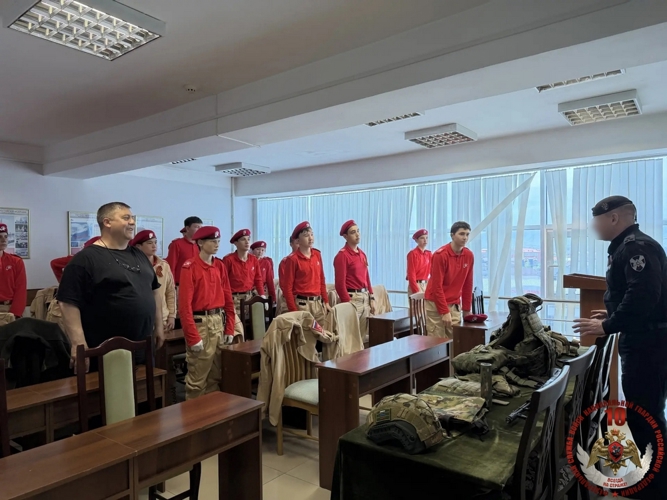 В Дагестане сотрудники Росгвардии провели День открытых дверей для юнармейцев