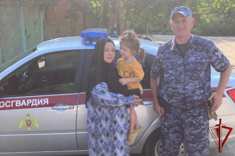 В Дагестане росгвардейцы вернули родителям потерявшегося ребенка