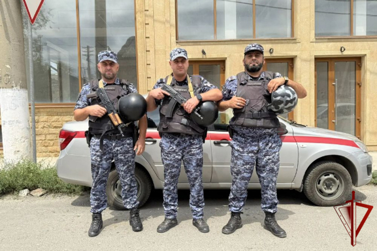 Росгвардейцы оказали помощь жителю Хасавюрта, которому внезапно стало плохо на улице