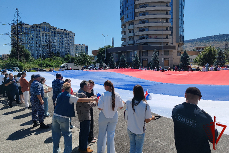 В Дагестане росгвардейцы приняли участие в праздновании Дня Государственного флага