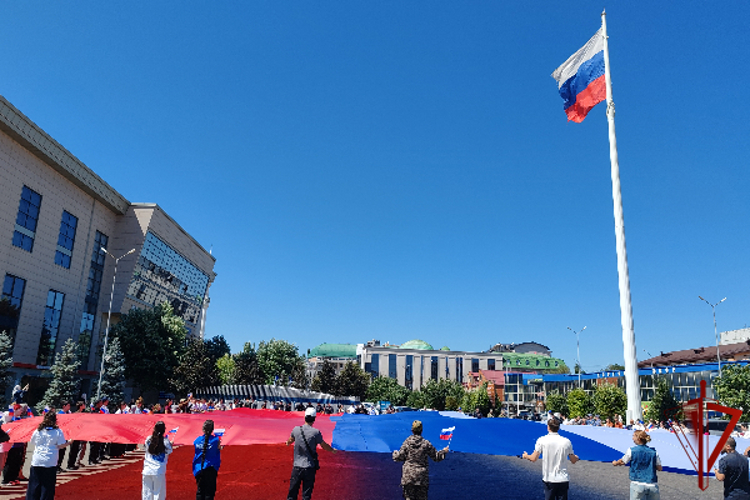 В Дагестане росгвардейцы приняли участие в праздновании Дня Государственного флага