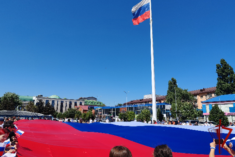 В Дагестане росгвардейцы приняли участие в праздновании Дня Государственного флага