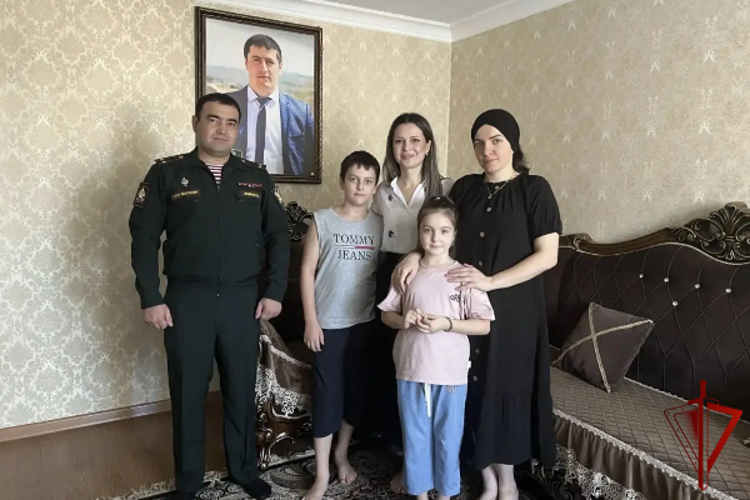 В Дагестане росгвардейцы продолжают участвовать в благотворительной акции «Собери ребенка в школу»