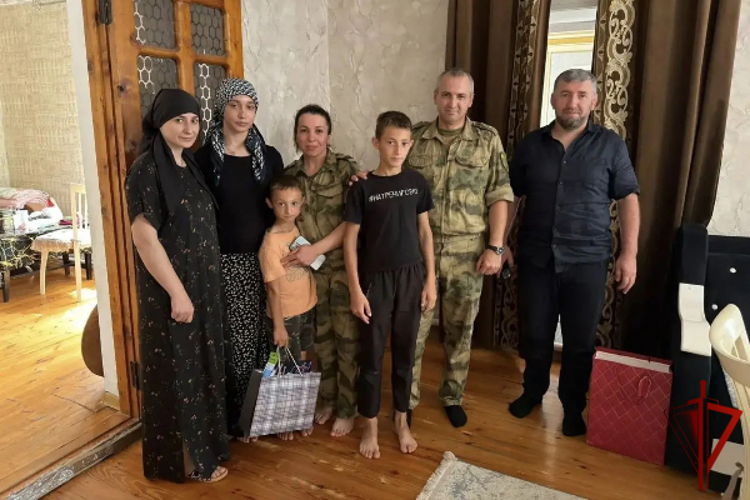В Дагестане росгвардейцы продолжают участвовать в благотворительной акции «Собери ребенка в школу»