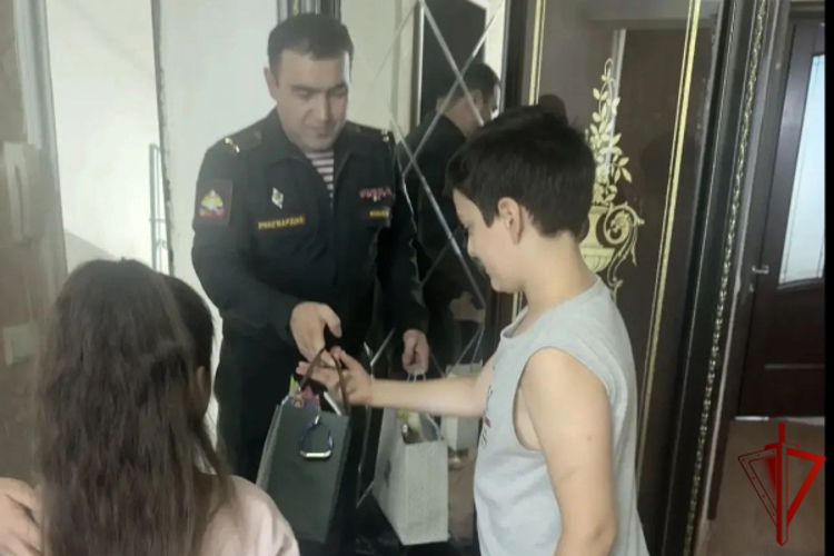 В Дагестане росгвардейцы продолжают участвовать в благотворительной акции «Собери ребенка в школу»