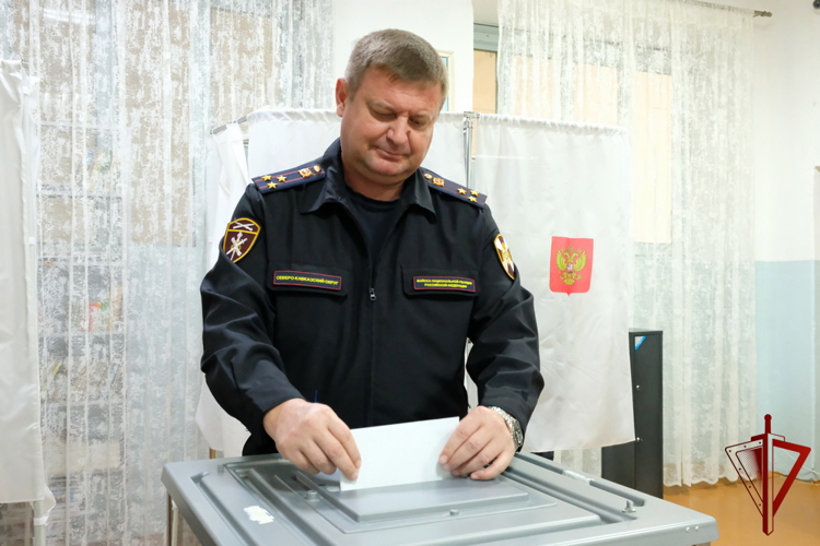 Руководитель дагестанского управления Росгвардии принял участие в Едином дне голосования